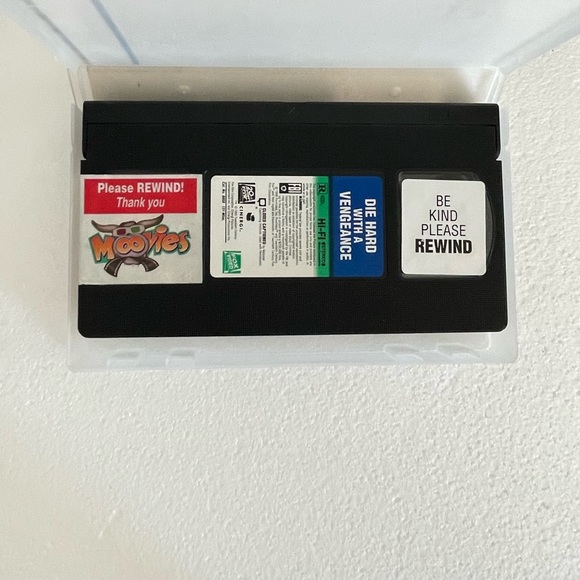 EUC Bruce Willis “Die Hard” VHS, Released 1996 - Picture 5 of 6